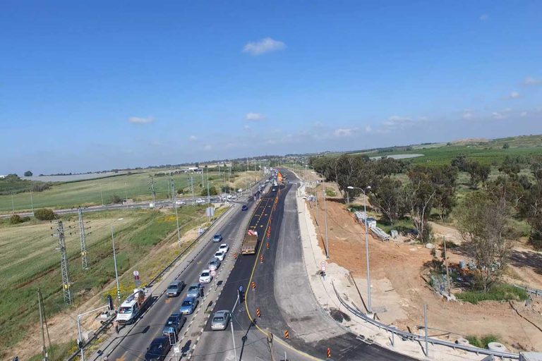 מבט אווירי של כביש מהיר ועליו נוסעות מכוניות.
