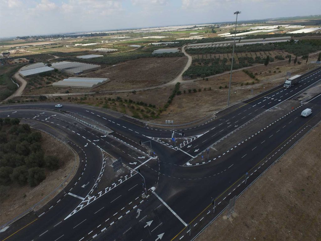 מבט אווירי של צומת עם כביש ברקע.