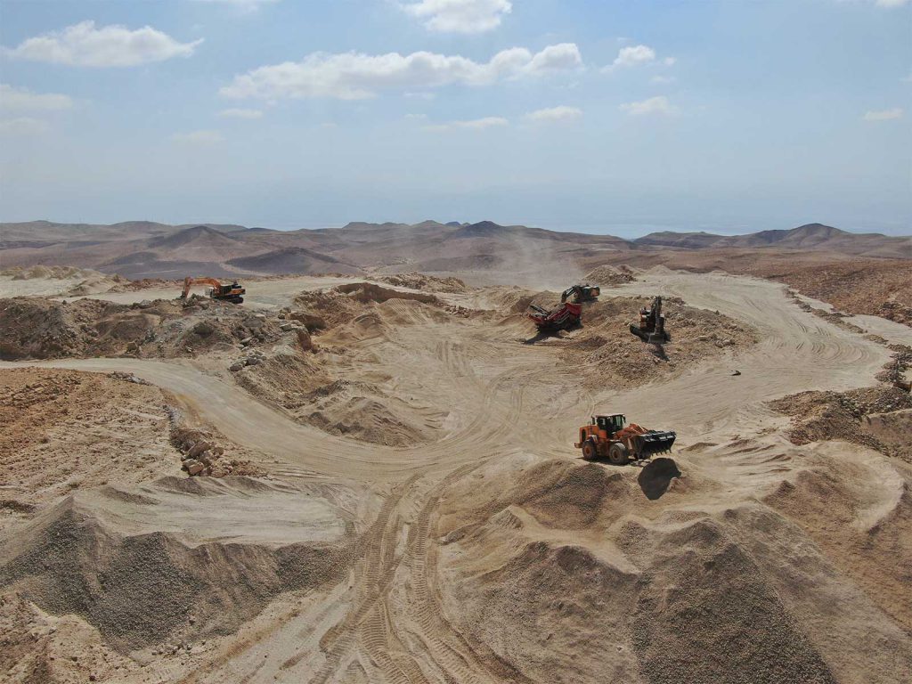מבט אווירי של אתר בנייה במדבר.