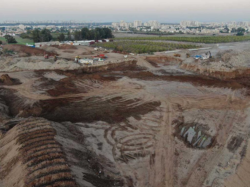 מבט אווירי של אתר בנייה באמצע עיר.